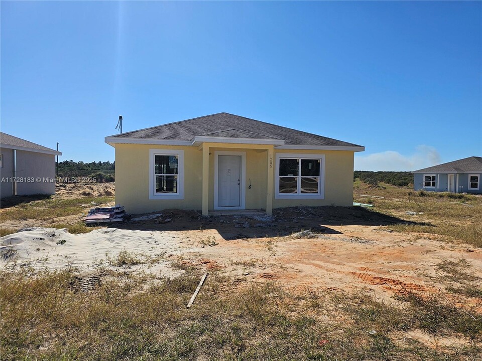 1205 Ramona Ave in Sebring, FL - Building Photo