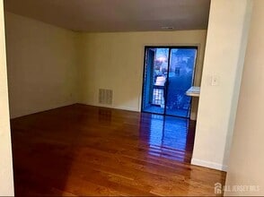 2202 Woodbridge Commons Way in Woodbridge Township, NJ - Building Photo - Building Photo