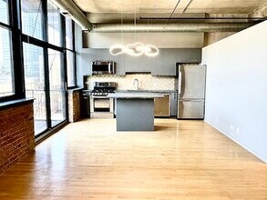 817 W Washington Blvd, Unit 507 in Chicago, IL - Foto de edificio - Building Photo