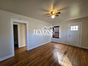 215 Tieton Ave in Naches, WA - Foto de edificio - Building Photo