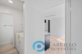5067 La Cuenta Dr in San Diego, CA - Building Photo - Building Photo