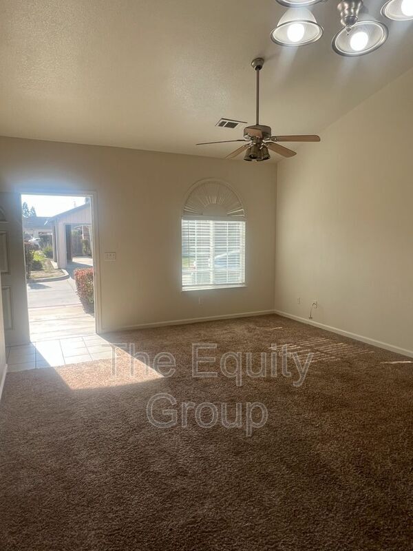 1319 S Crowe St in Visalia, CA - Building Photo - Building Photo