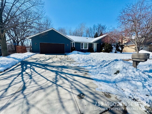 719 Woodridge Dr S in Chaska, MN - Building Photo - Building Photo