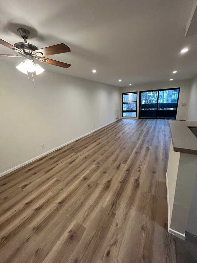 8650 Gulana Ave, Unit L2168 in Los Angeles, CA - Building Photo - Building Photo