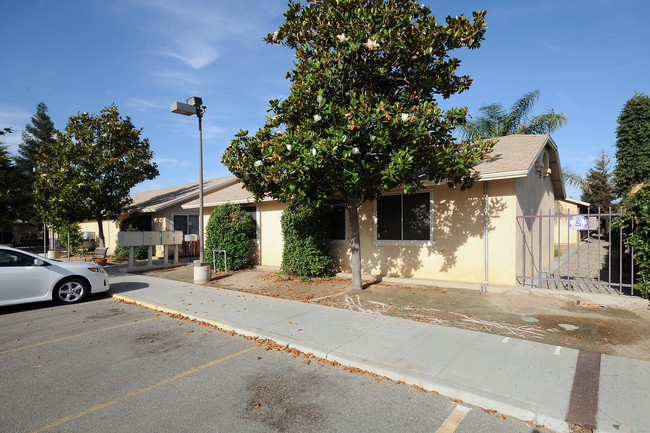 Magnolia Tree Apartments in Bakersfield, CA - Building Photo - Building Photo