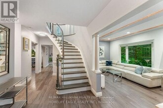 410 Clearmeadow Blvd in Newmarket, ON - Building Photo - Building Photo