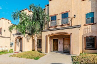 8216 Casa Verde Rd in Laredo, TX - Building Photo - Building Photo