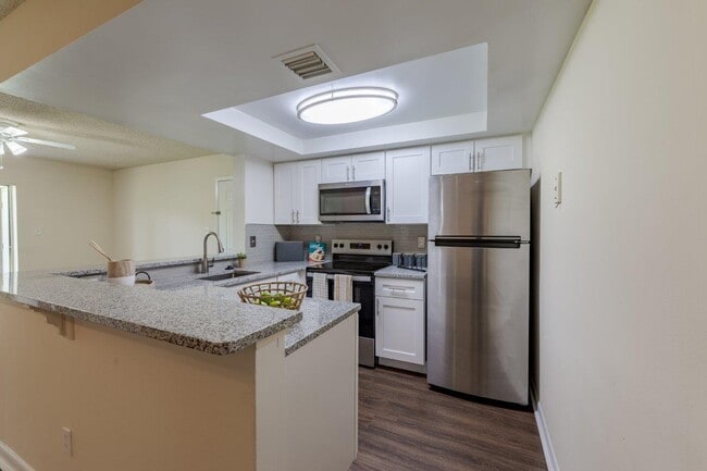 Village Place Apartment Homes in West Palm Beach, FL - Foto de edificio - Building Photo