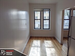 2733 N Milwaukee Ave in Chicago, IL - Building Photo - Building Photo