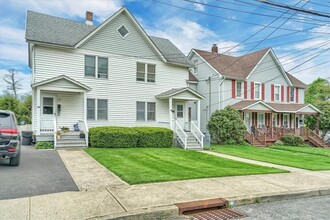 28 Firth St in Cornwall, NY - Foto de edificio - Building Photo