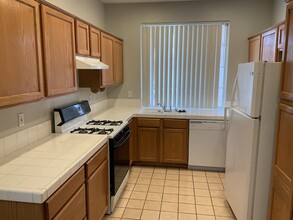 10660 Windrose Point Ave in Las Vegas, NV - Building Photo - Building Photo