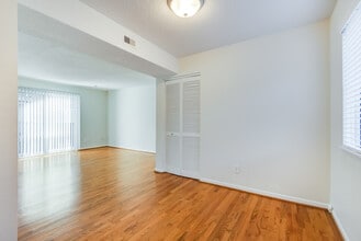 4012 Oak St, Unit 64111 in Kansas City, MO - Foto de edificio - Building Photo