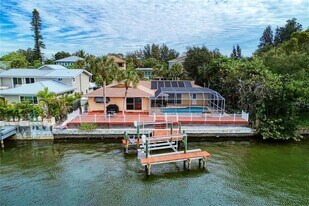 4946 Commonwealth Dr in Siesta Key, FL - Building Photo