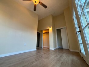 526 W 49th St in Los Angeles, CA - Building Photo - Building Photo