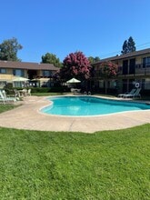 Hacienda Gardens in Rancho Cordova, CA - Foto de edificio - Building Photo