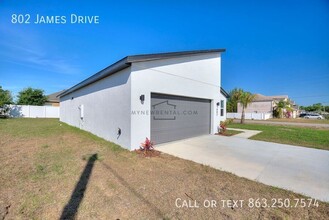 802 James Dr in Poinciana, FL - Foto de edificio - Building Photo