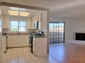Denny Avenue Apartments in North Hollywood, CA - Foto de edificio - Building Photo