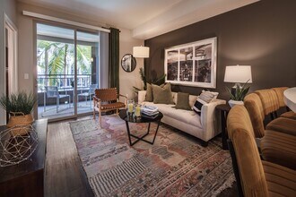 Circa 37 in San Diego, CA - Foto de edificio - Building Photo