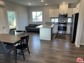 1154 1/2 S Ardmore Ave in Los Angeles, CA - Building Photo