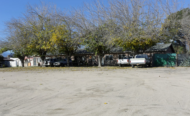24676 E Olive St in San Bernardino, CA - Foto de edificio - Building Photo