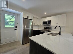 404 Forest Hill Dr in Kitchener, ON - Building Photo - Building Photo