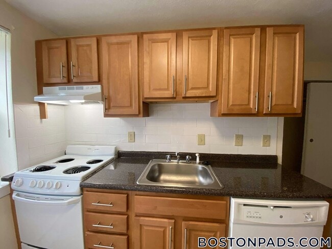 4 Brattle Dr in Arlington, MA - Foto de edificio - Building Photo