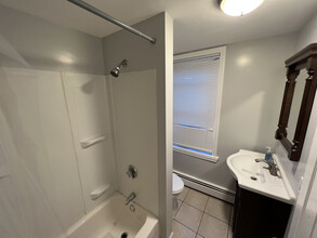 14 Arnold Ave, Unit 2 in Lincoln, RI - Foto de edificio - Building Photo