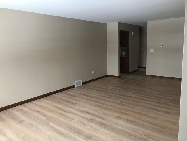 654 Eletson Dr in Crystal Lake, IL - Foto de edificio - Building Photo