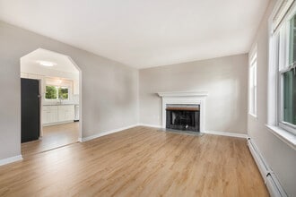40 Kingsbury Ln in Glastonbury, CT - Building Photo - Building Photo