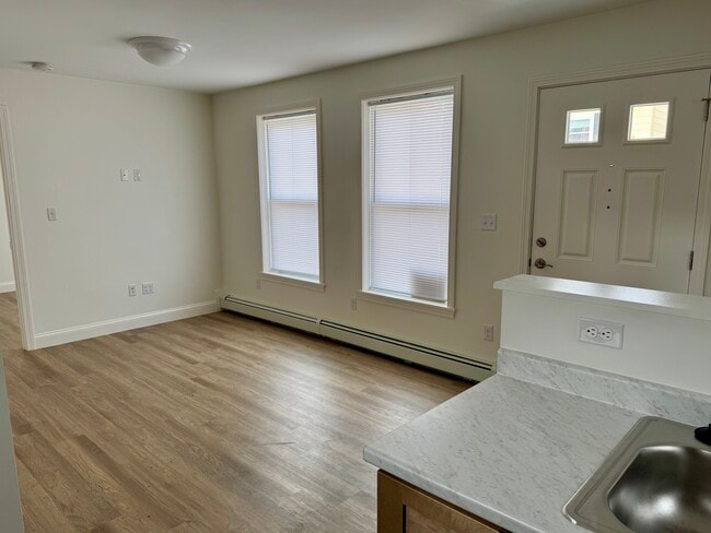 33 Hoppin Ave, Unit 33 in Riverside, RI - Building Photo - Building Photo