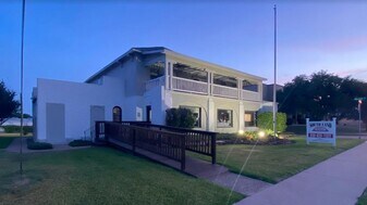 329 E Washington Ave in Navasota, TX - Building Photo