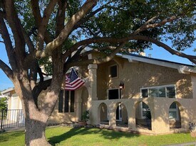 5200 Vista Del Oro Way in Fair Oaks, CA - Building Photo