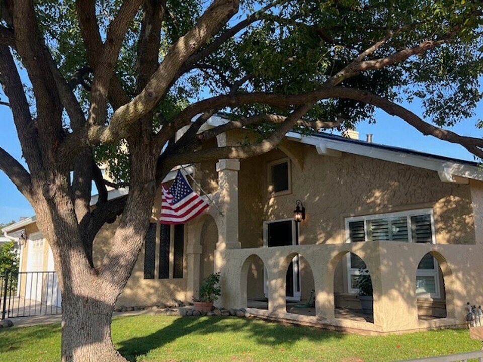 5200 Vista Del Oro Way in Fair Oaks, CA - Building Photo