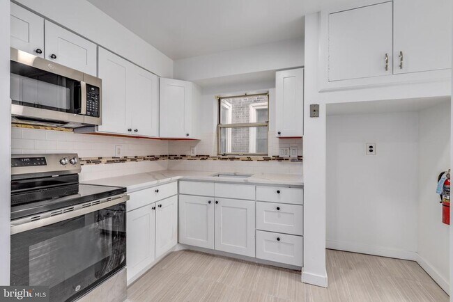 4242 Pine St in Philadelphia, PA - Foto de edificio - Building Photo