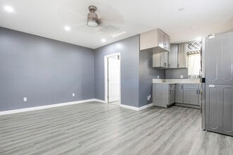 10432 Langdon Ave in Mission Hills, CA - Building Photo - Building Photo