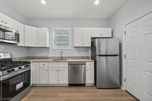 18 Charles St in Bloomfield, NJ - Building Photo