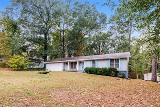 1027 Mandalay Ct SW in Lilburn, GA - Building Photo - Building Photo