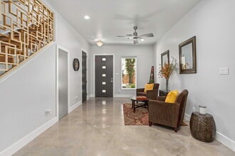 326 Clay St in San Antonio, TX - Foto de edificio - Building Photo