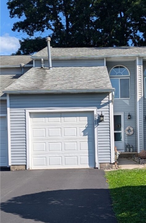 8497 Fathom Dr in Baldwinsville, NY - Foto de edificio