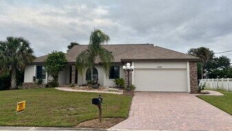 6321 Jamaica Cir E in Apollo Beach, FL - Building Photo