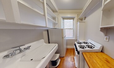 9 Gray Gdns E, Unit 7T in Cambridge, MA - Foto de edificio - Building Photo