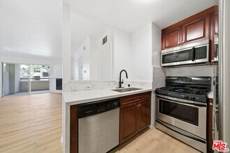 5530 Owensmouth Ave in Los Angeles, CA - Building Photo - Building Photo