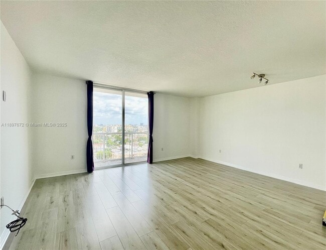 900 SW 8th St, Unit 1505 in Miami, FL - Building Photo - Building Photo