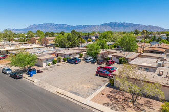 1132 Palomas Dr SE in Albuquerque, NM - Foto de edificio - Building Photo