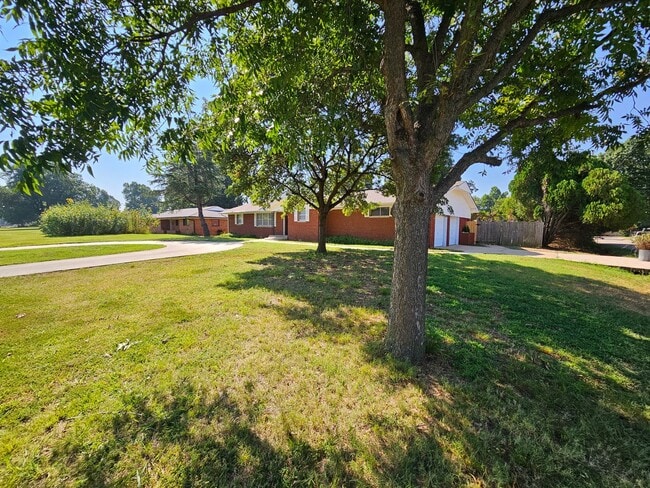 2532 Osborne Dr in Norman, OK - Building Photo - Building Photo