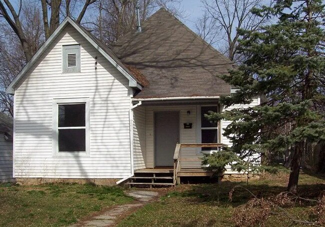 property at 1121 W Harrison St