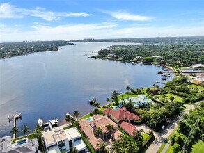 19022 Loxahatchee River Rd in Jupiter, FL - Building Photo - Building Photo