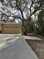 5356 W Oak Park Blvd in Homosassa, FL - Building Photo