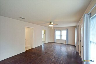 365 E Faust St in New Braunfels, TX - Foto de edificio - Building Photo