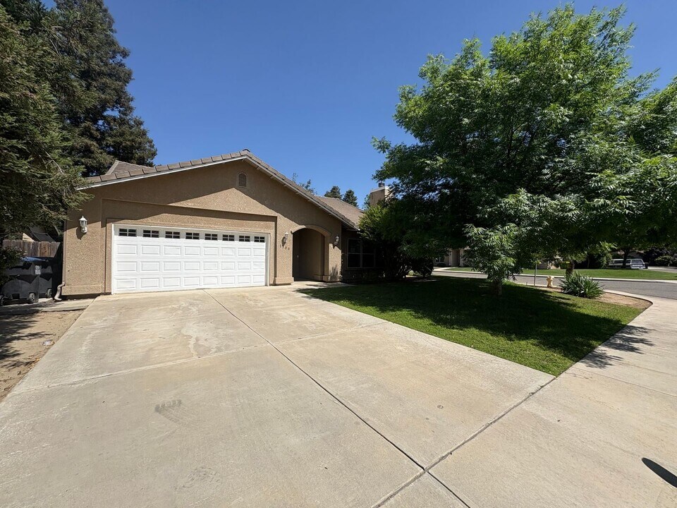 1106 N Crenshaw St in Visalia, CA - Building Photo